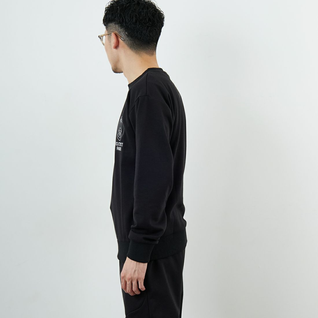PARIS SAINT-GERMAN [パリ・サンジェルマン] PSG テックフリースクルーネックトップ [PS0525FW0001] BLACK &&モデル身長：168cm 着用サイズ：M&&