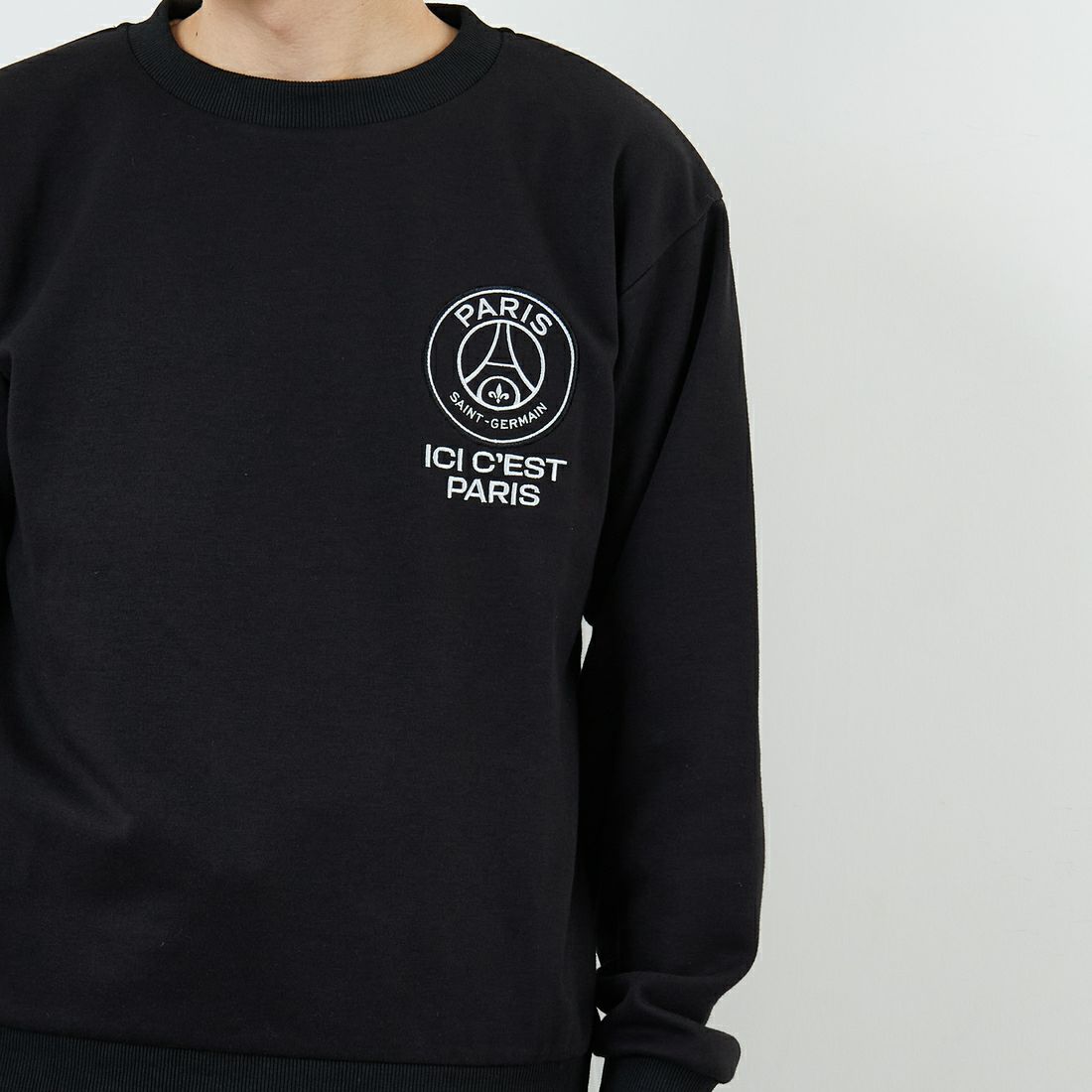 PARIS SAINT-GERMAN [パリ・サンジェルマン] PSG テックフリースクルーネックトップ [PS0525FW0001] BLACK &&モデル身長：168cm 着用サイズ：M&&