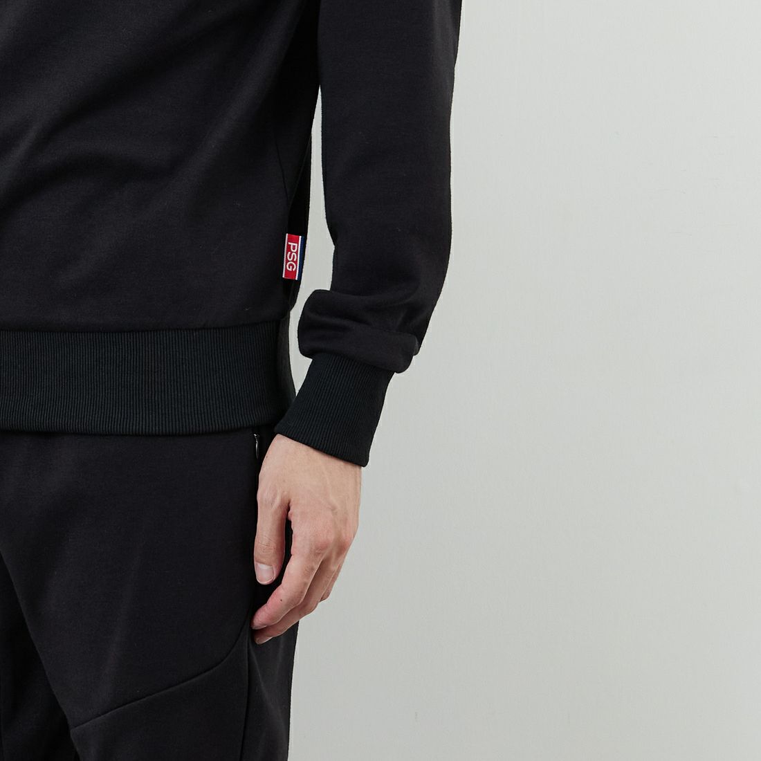 PARIS SAINT-GERMAN [パリ・サンジェルマン] PSG テックフリースクルーネックトップ [PS0525FW0001] BLACK &&モデル身長：168cm 着用サイズ：M&&