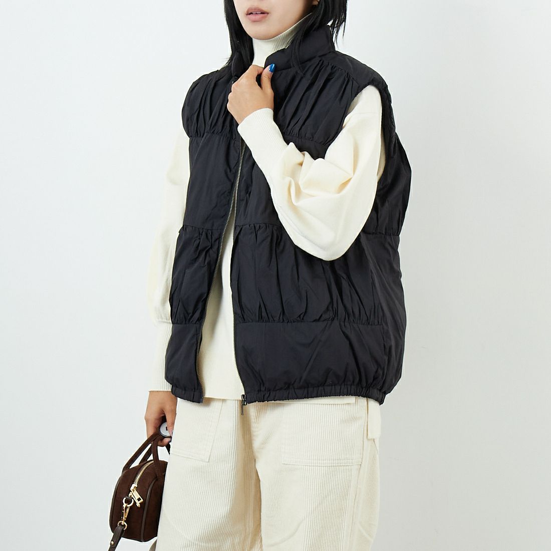 Jf Ready Made [ジェイエフレディメイド] ティアードギャザー ピュアダウンベスト [4225510] ﾌﾞﾗｯｸ &&モデル身長：167cm 着用サイズ：F&&