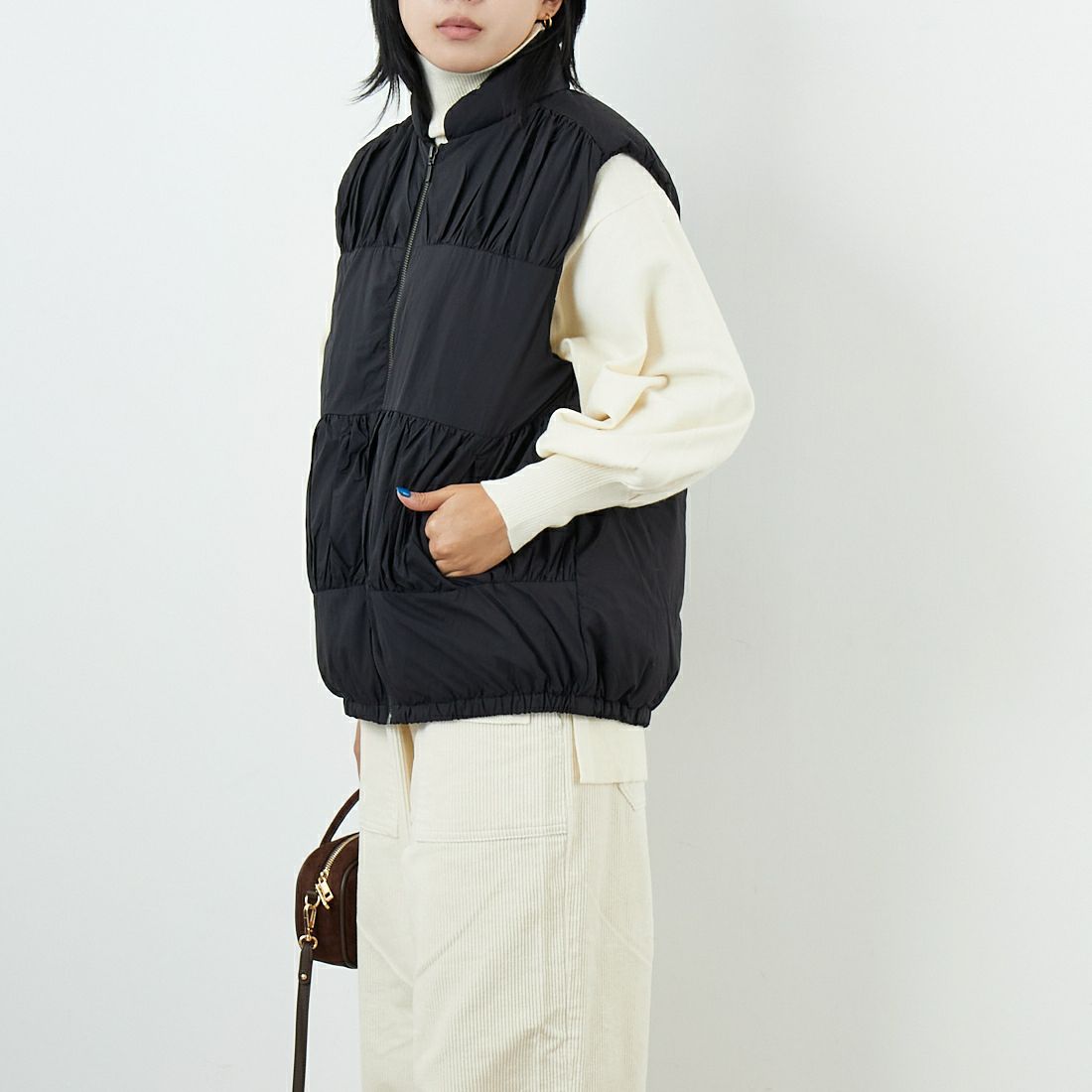 Jf Ready Made [ジェイエフレディメイド] ティアードギャザー ピュアダウンベスト [4225510] ﾌﾞﾗｯｸ &&モデル身長：167cm 着用サイズ：F&&