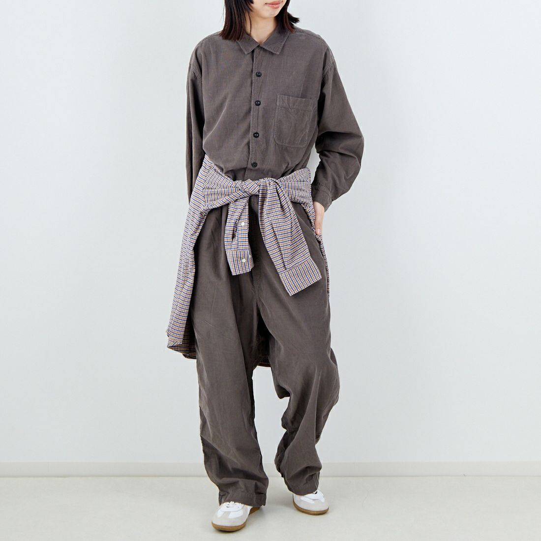 HTS [エイチティーエス] コーデュロイ ワンナップカラーオーバーオール [INHT2553CD] 9590 GREY &&モデル身長：162cm 着用サイズ：46&&