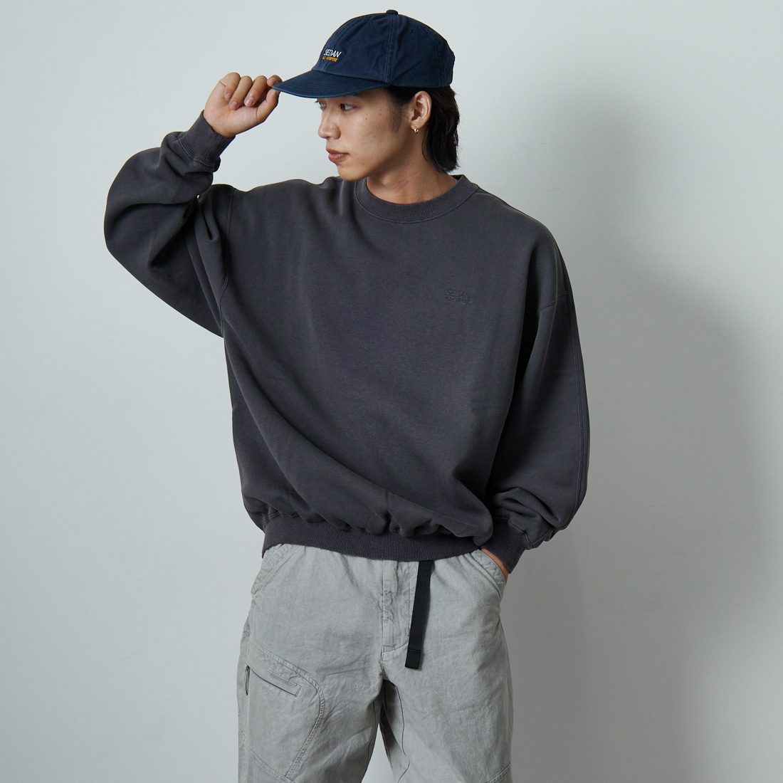 SEDAN ALL-PURPOSE [セダン オールパーパス] スプリットラグランスリーブ スウェットシャツ [SD25F-CT05] CHARCOAL &&モデル身長：179cm 着用サイズ：L&&