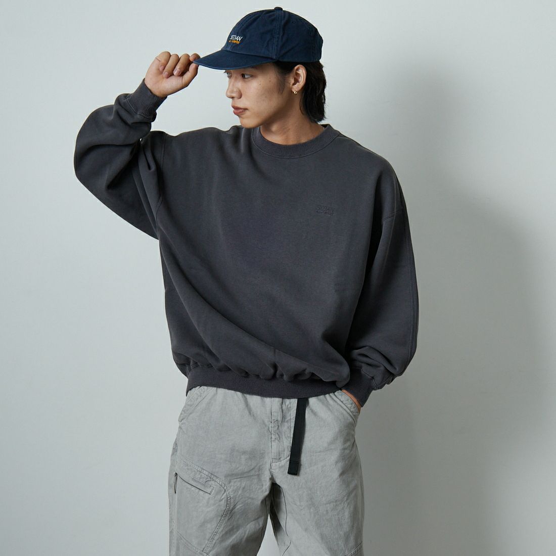 SEDAN ALL-PURPOSE [セダン オールパーパス] スプリットラグランスリーブ スウェットシャツ [SD25F-CT05] CHARCOAL &&モデル身長：179cm 着用サイズ：L&&