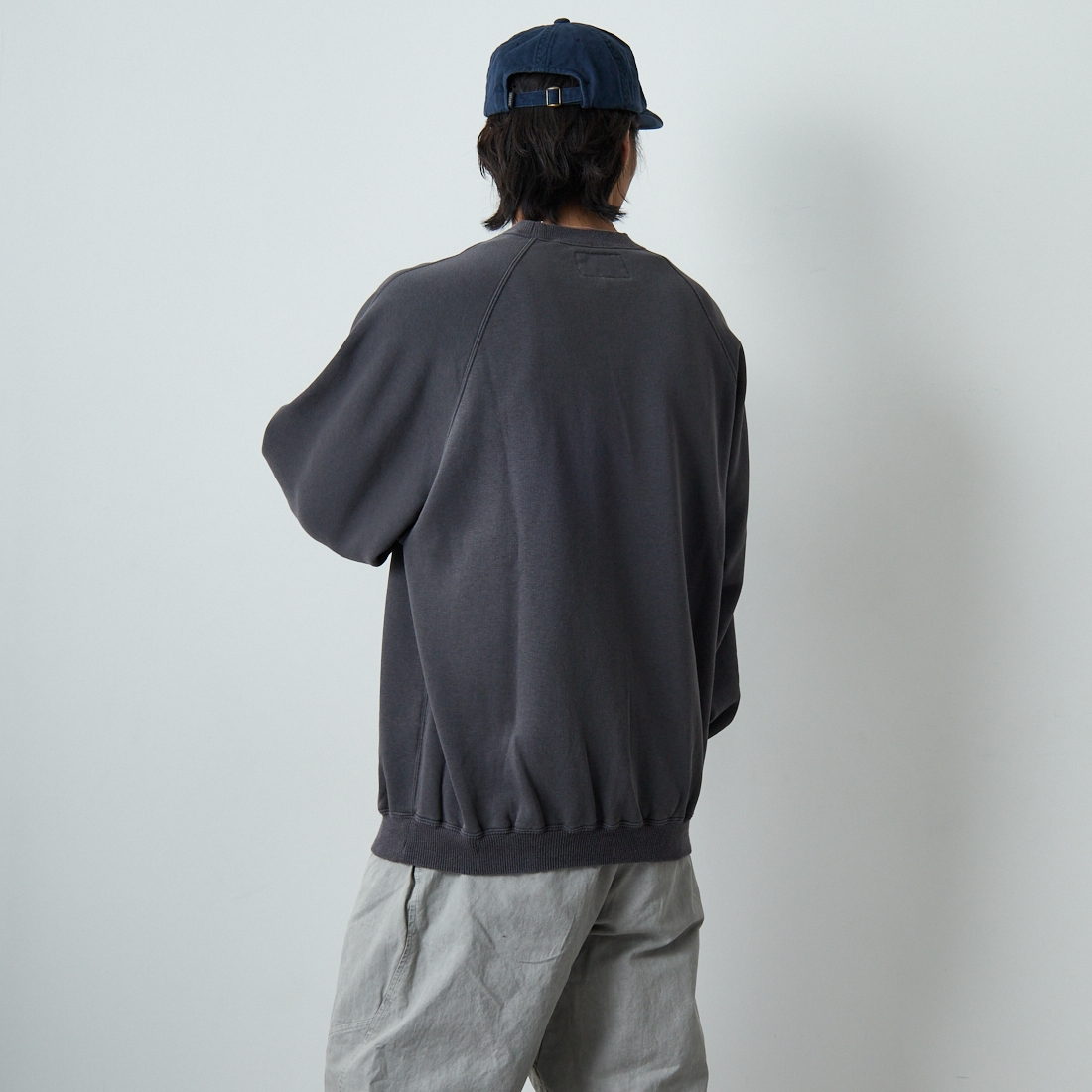 SEDAN ALL-PURPOSE [セダン オールパーパス] スプリットラグランスリーブ スウェットシャツ [SD25F-CT05] CHARCOAL &&モデル身長：179cm 着用サイズ：L&&