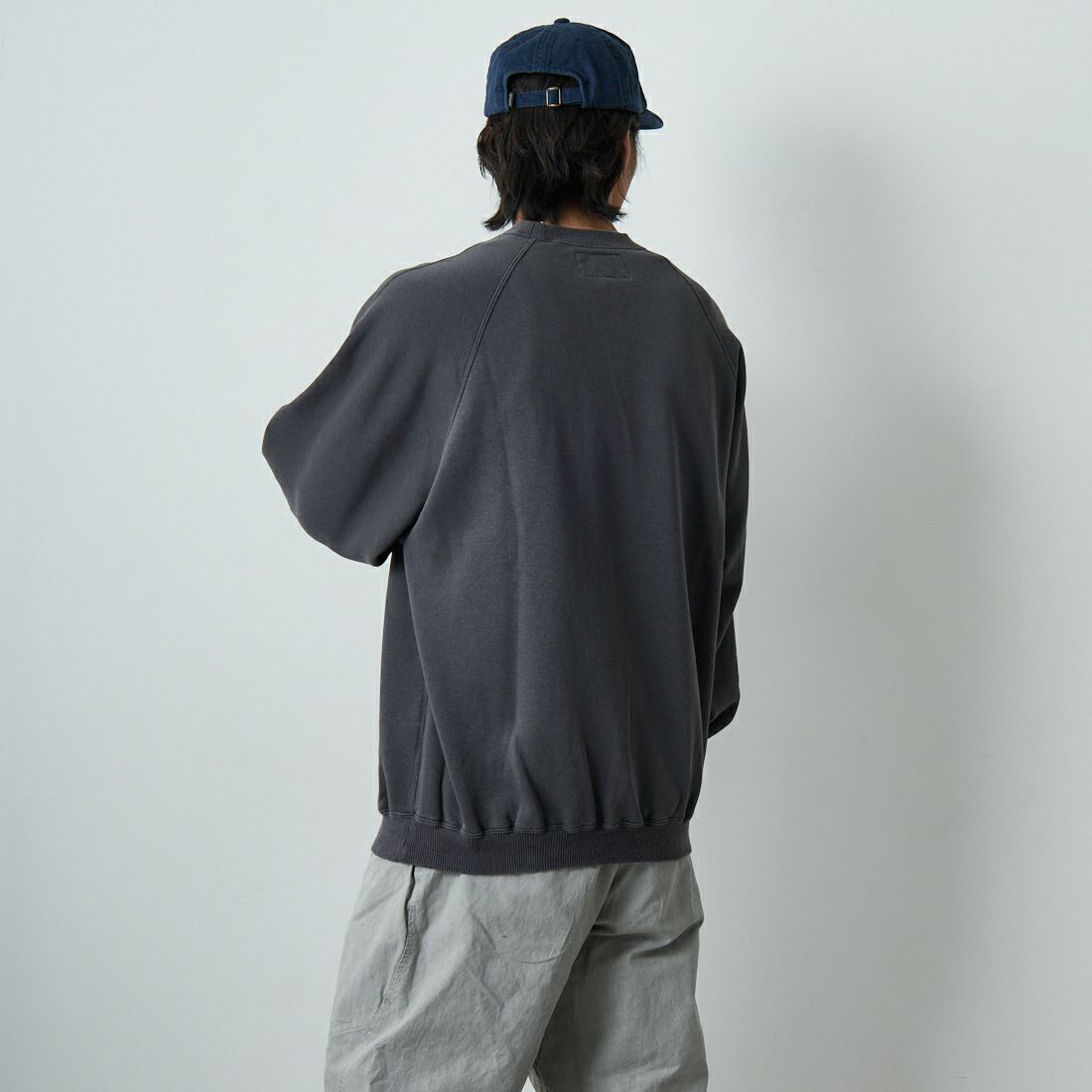 SEDAN ALL-PURPOSE [セダン オールパーパス] スプリットラグランスリーブ スウェットシャツ [SD25F-CT05] CHARCOAL &&モデル身長：179cm 着用サイズ：L&&