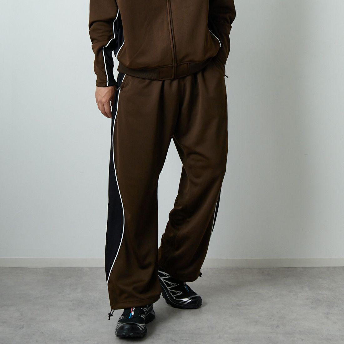 SEDAN ALL-PURPOSE [セダン オールパーパス] OGロゴ トラックパンツ [SD25F-PT05] BRN/BLK &&モデル身長：179cm 着用サイズ：L&&