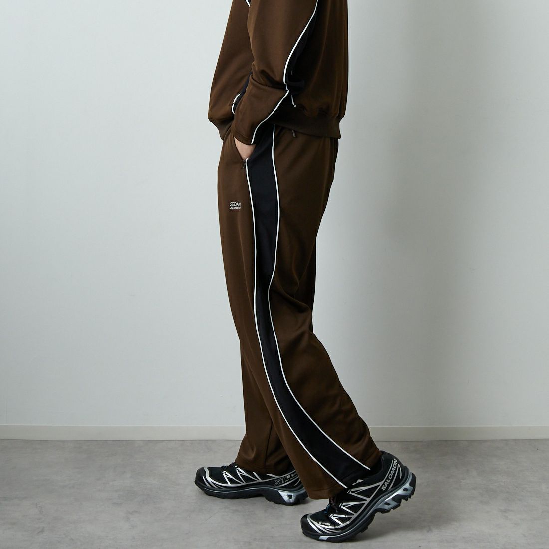 SEDAN ALL-PURPOSE [セダン オールパーパス] OGロゴ トラックパンツ [SD25F-PT05] BRN/BLK &&モデル身長：179cm 着用サイズ：L&&