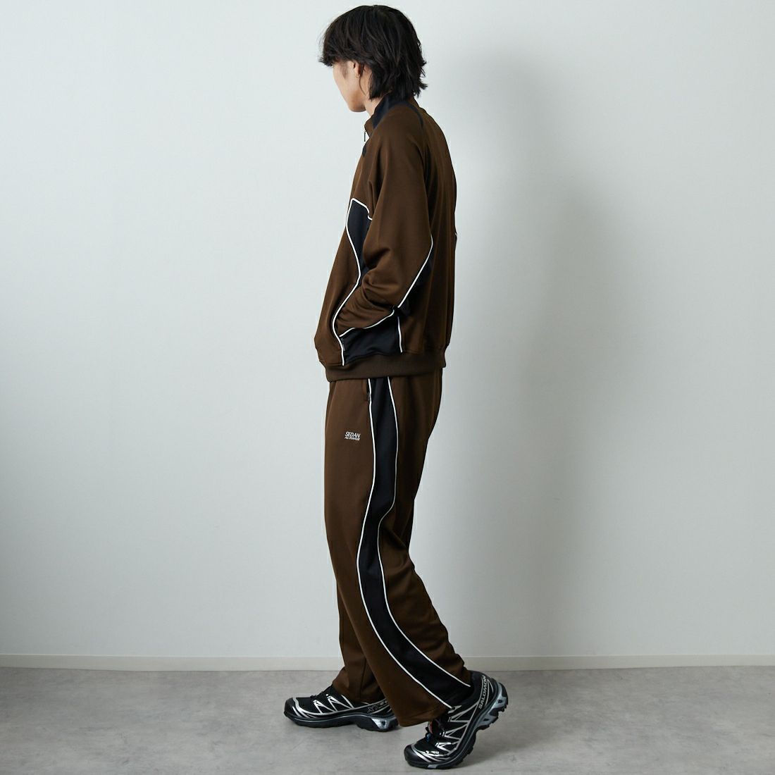 SEDAN ALL-PURPOSE [セダン オールパーパス] OGロゴ トラックパンツ [SD25F-PT05] BRN/BLK &&モデル身長：179cm 着用サイズ：L&&