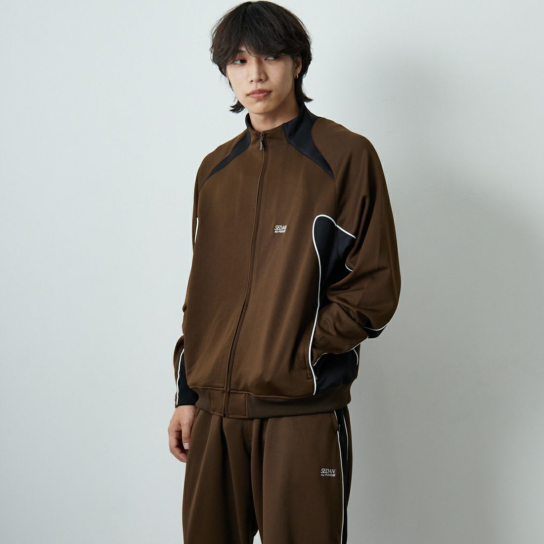SEDAN ALL-PURPOSE [セダン オールパーパス] OGロゴ トラックジャケット [SD25F-CT04] BRN/BLK &&モデル身長：179cm 着用サイズ：L&&