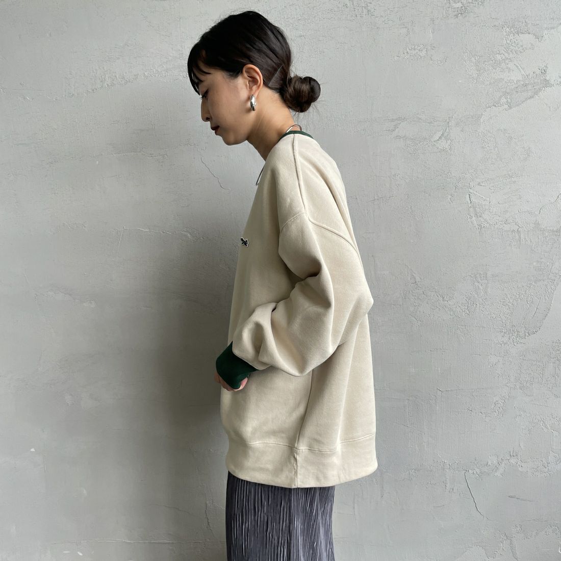 THE FOX [ザフォックス] 別注 ドローコード付きクルーネックスウェット [JFL25AW-01-JF] NAT/GRN &&モデル身長：150cm 着用サイズ：S&&