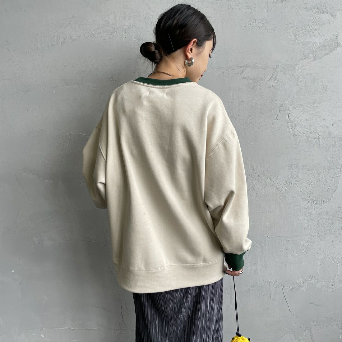 THE FOX [ザフォックス] 別注 ドローコード付きクルーネックスウェット [JFL25AW-01-JF] NAT/GRN &&モデル身長：150cm 着用サイズ：S&&