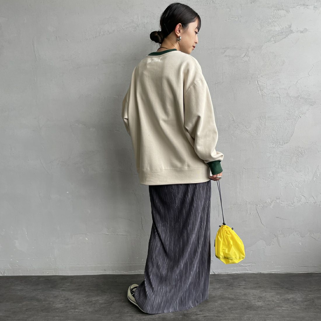 THE FOX [ザフォックス] 別注 ドローコード付きクルーネックスウェット [JFL25AW-01-JF] NAT/GRN &&モデル身長：150cm 着用サイズ：S&&