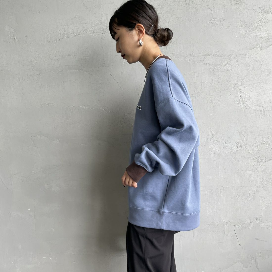 THE FOX [ザフォックス] 別注 ドローコード付きクルーネックスウェット [JFL25AW-01-JF] BLU/BRN &&モデル身長：150cm 着用サイズ：S&&