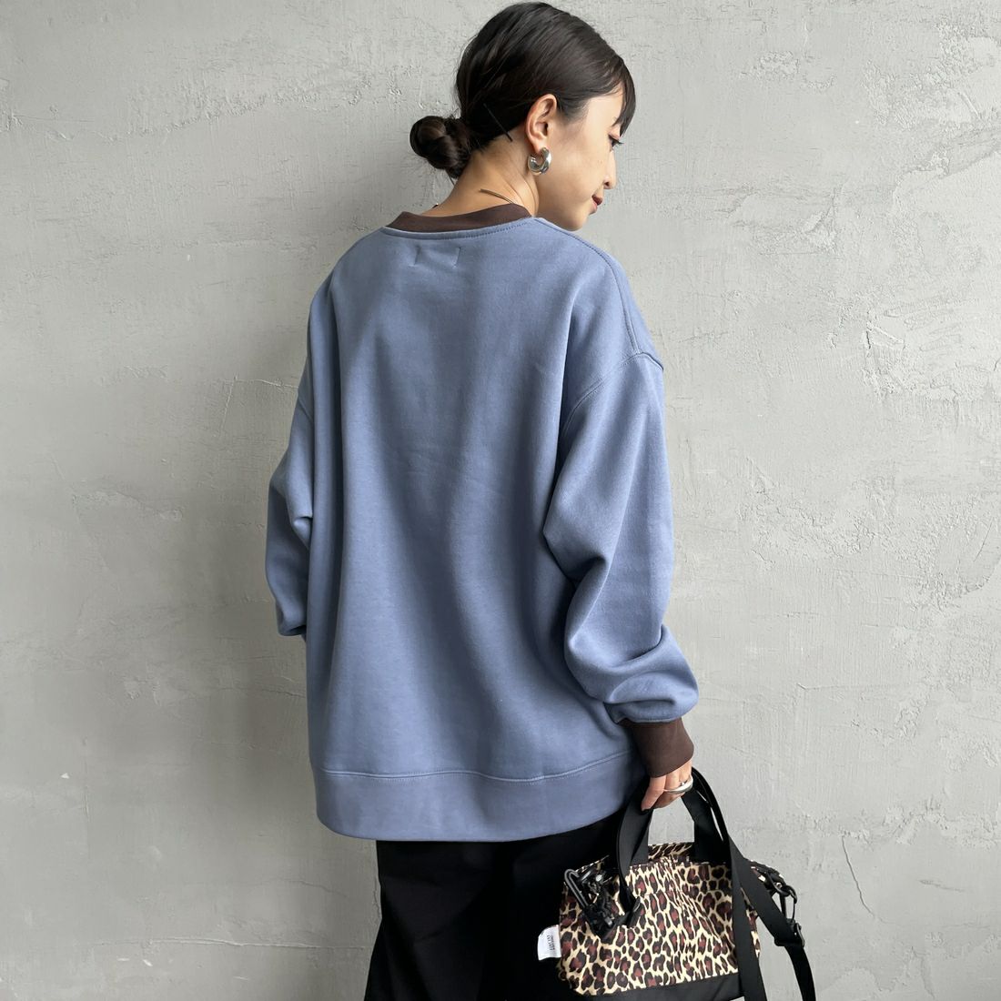 THE FOX [ザフォックス] 別注 ドローコード付きクルーネックスウェット [JFL25AW-01-JF] BLU/BRN &&モデル身長：150cm 着用サイズ：S&&