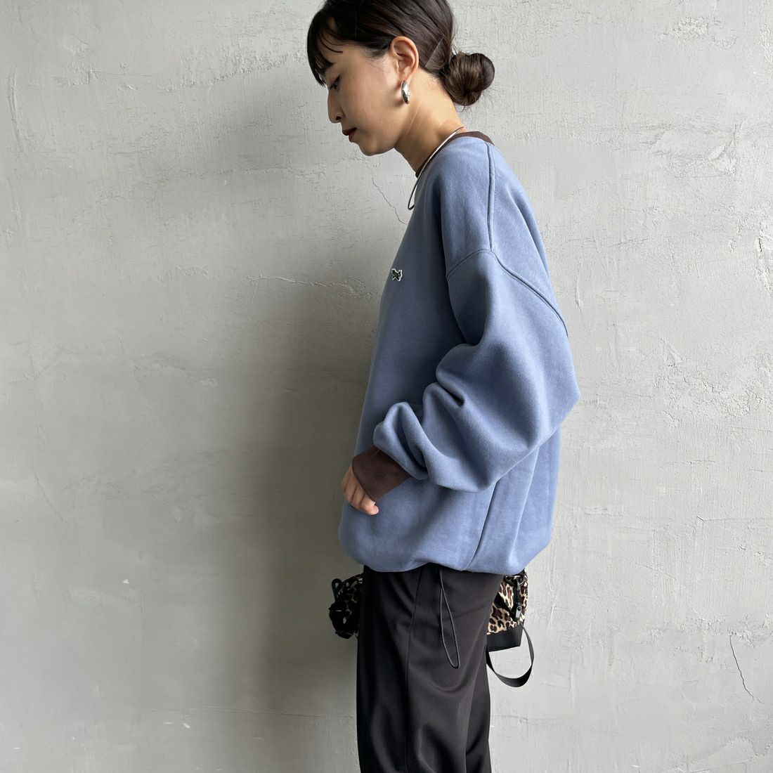 THE FOX [ザフォックス] 別注 ドローコード付きクルーネックスウェット [JFL25AW-01-JF] BLU/BRN &&モデル身長：150cm 着用サイズ：S&&