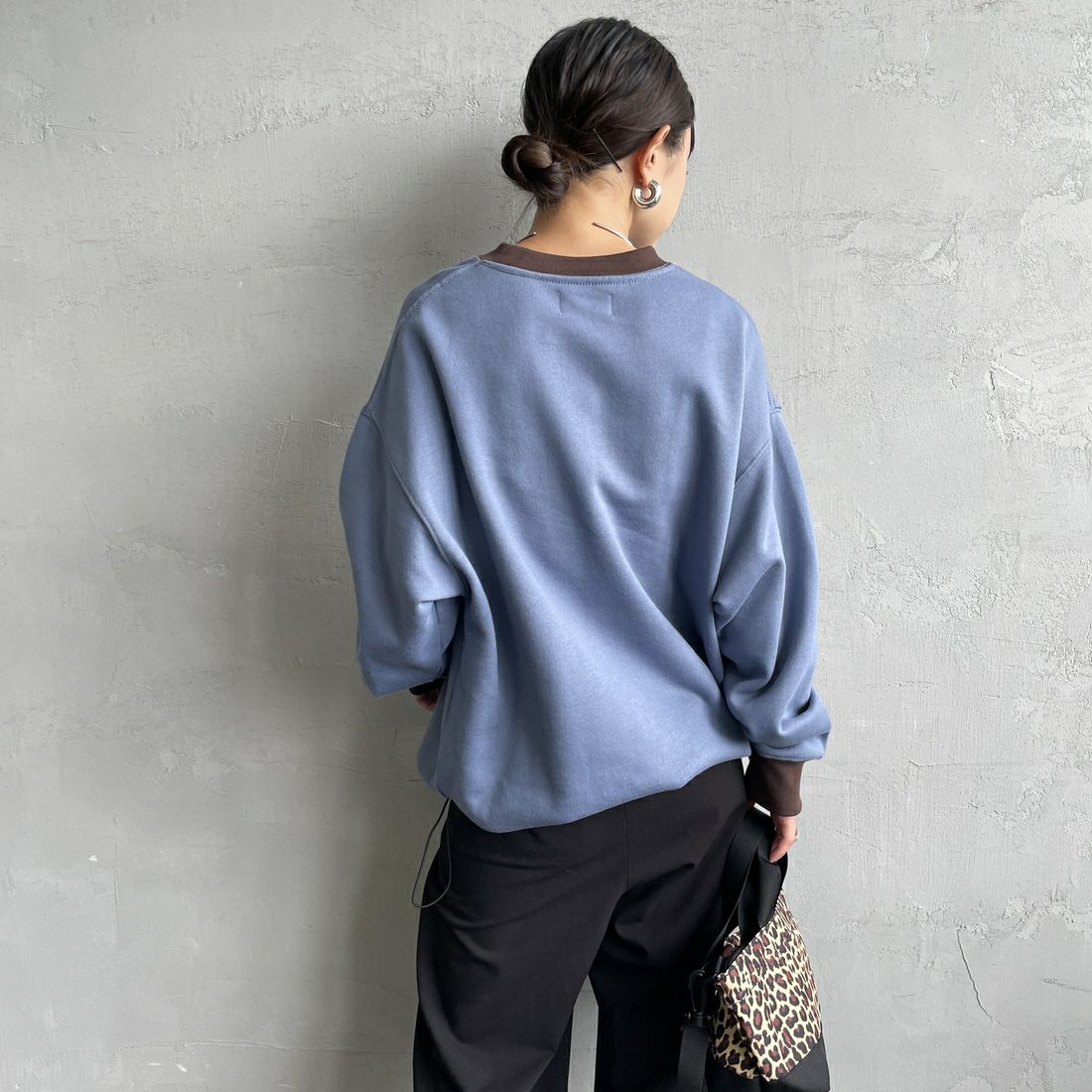 THE FOX [ザフォックス] 別注 ドローコード付きクルーネックスウェット [JFL25AW-01-JF] BLU/BRN &&モデル身長：150cm 着用サイズ：S&&