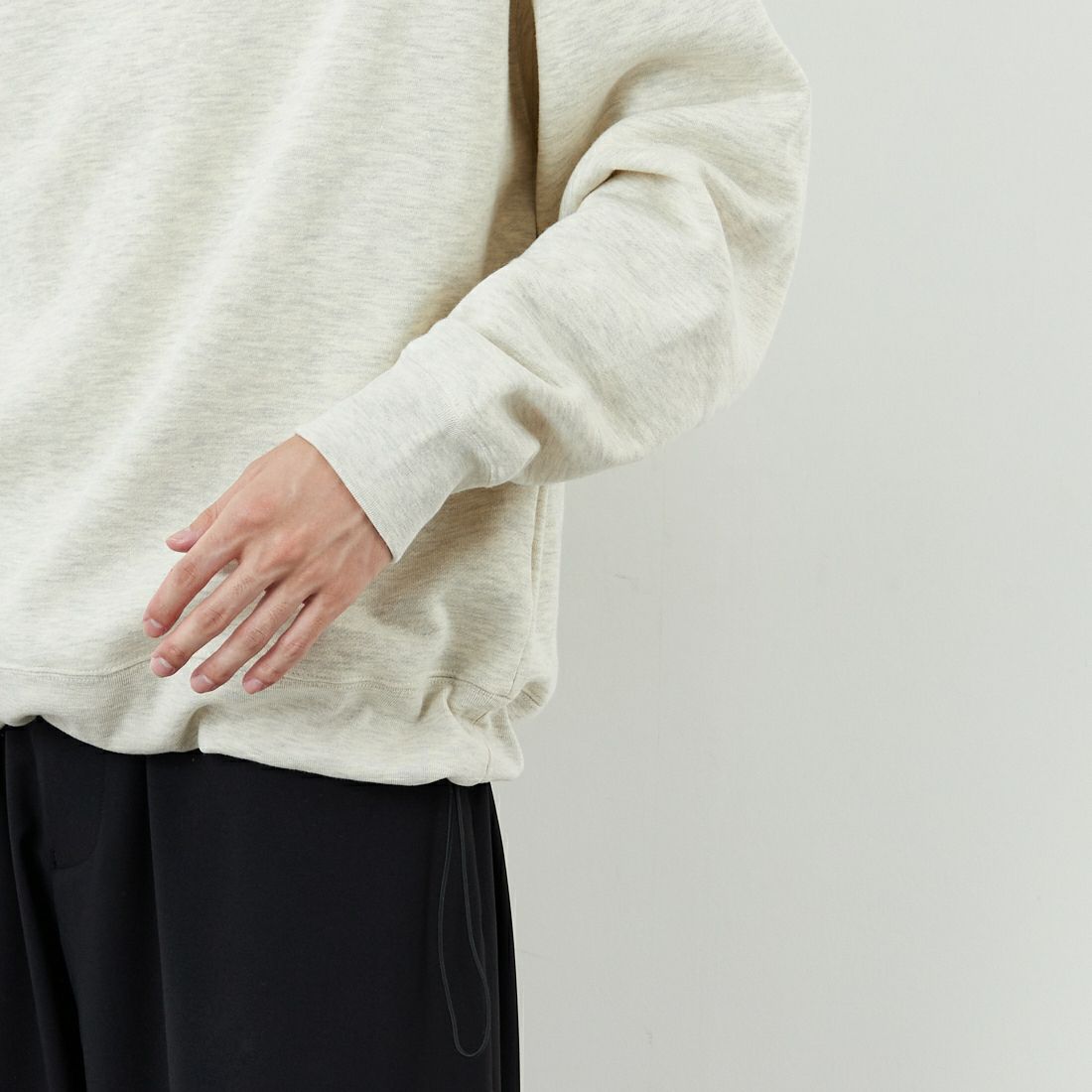 THE FOX [ザフォックス] 別注 ドローコード付きクルーネックスウェット [JFL25AW-01-JF] ASH GRY &&モデル身長：168cm 着用サイズ：L&&