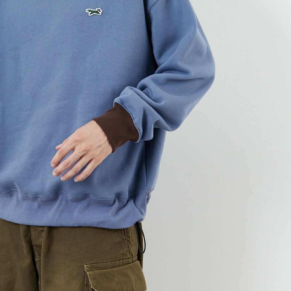 THE FOX [ザフォックス] 別注 ドローコード付きクルーネックスウェット [JFL25AW-01-JF] BLU/BRN &&モデル身長：168cm 着用サイズ：M&&