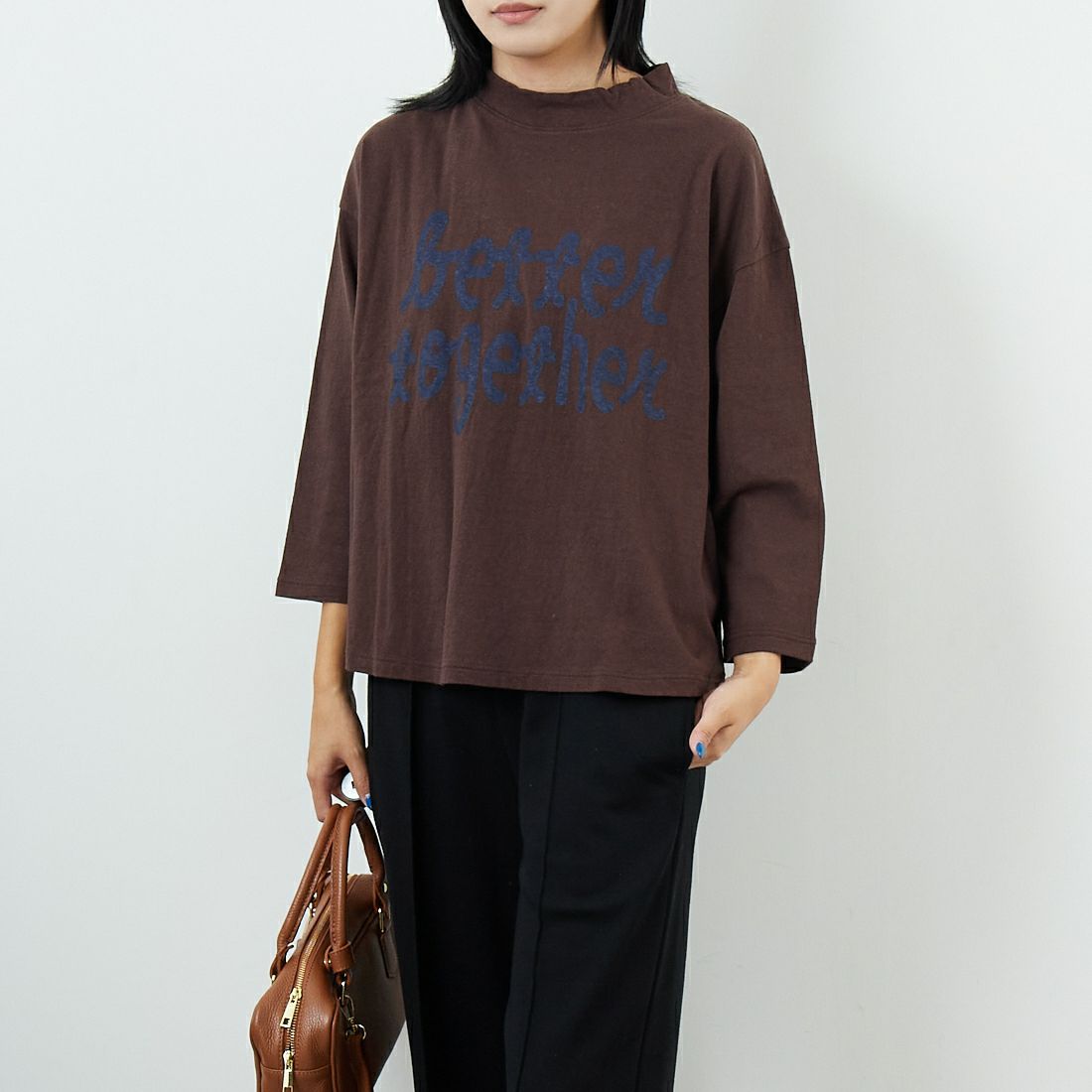 tumugu: [ツムグ] ラフィ天竺プリントTシャツ [TC25304] 16 BROWN tumugu: [ツムグ] ラフィ天竺プリントTシャツ [TC25304] 16 BROWN &&モデル身長：167cm 着用サイズ：F&&