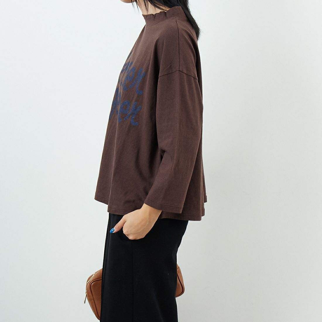 tumugu: [ツムグ] ラフィ天竺プリントTシャツ [TC25304] 16 BROWN tumugu: [ツムグ] ラフィ天竺プリントTシャツ [TC25304] 16 BROWN &&モデル身長：167cm 着用サイズ：F&&