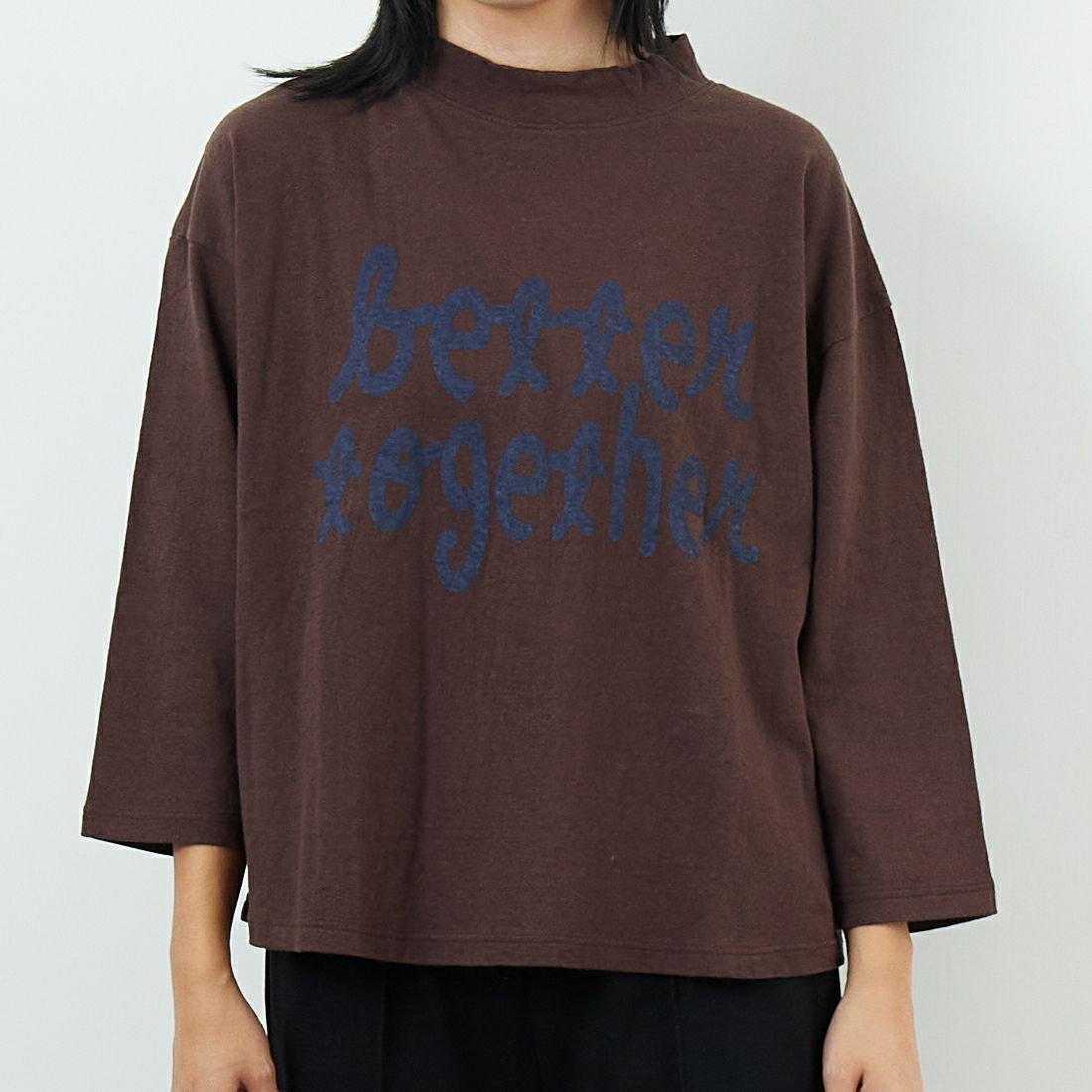 tumugu: [ツムグ] ラフィ天竺プリントTシャツ [TC25304] 16 BROWN tumugu: [ツムグ] ラフィ天竺プリントTシャツ [TC25304] 16 BROWN &&モデル身長：167cm 着用サイズ：F&&