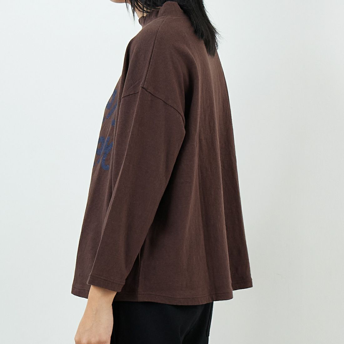 tumugu: [ツムグ] ラフィ天竺プリントTシャツ [TC25304] 16 BROWN tumugu: [ツムグ] ラフィ天竺プリントTシャツ [TC25304] 16 BROWN &&モデル身長：167cm 着用サイズ：F&&