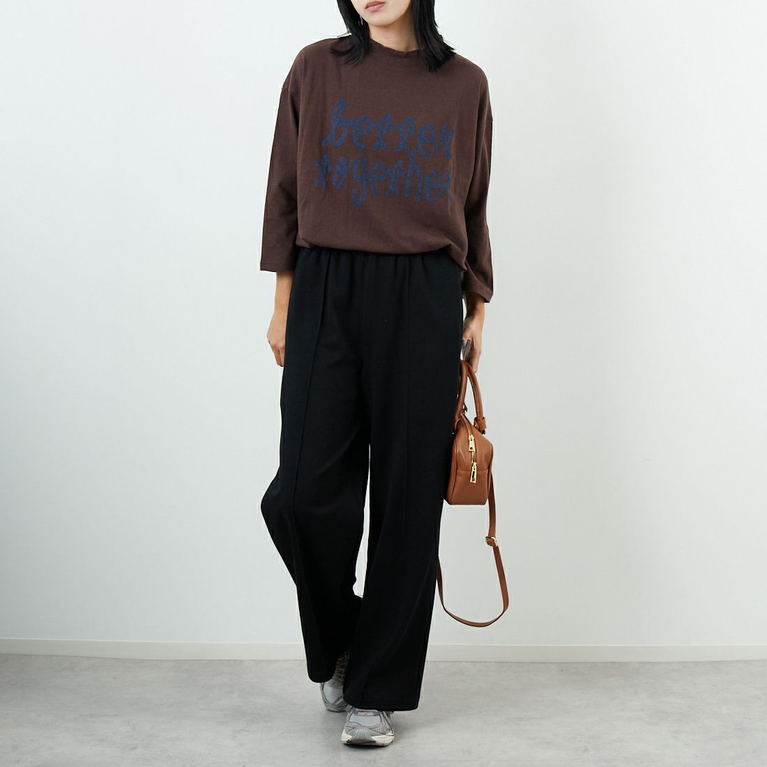 tumugu: [ツムグ] ラフィ天竺プリントTシャツ [TC25304] 16 BROWN tumugu: [ツムグ] ラフィ天竺プリントTシャツ [TC25304] 16 BROWN &&モデル身長：167cm 着用サイズ：F&&