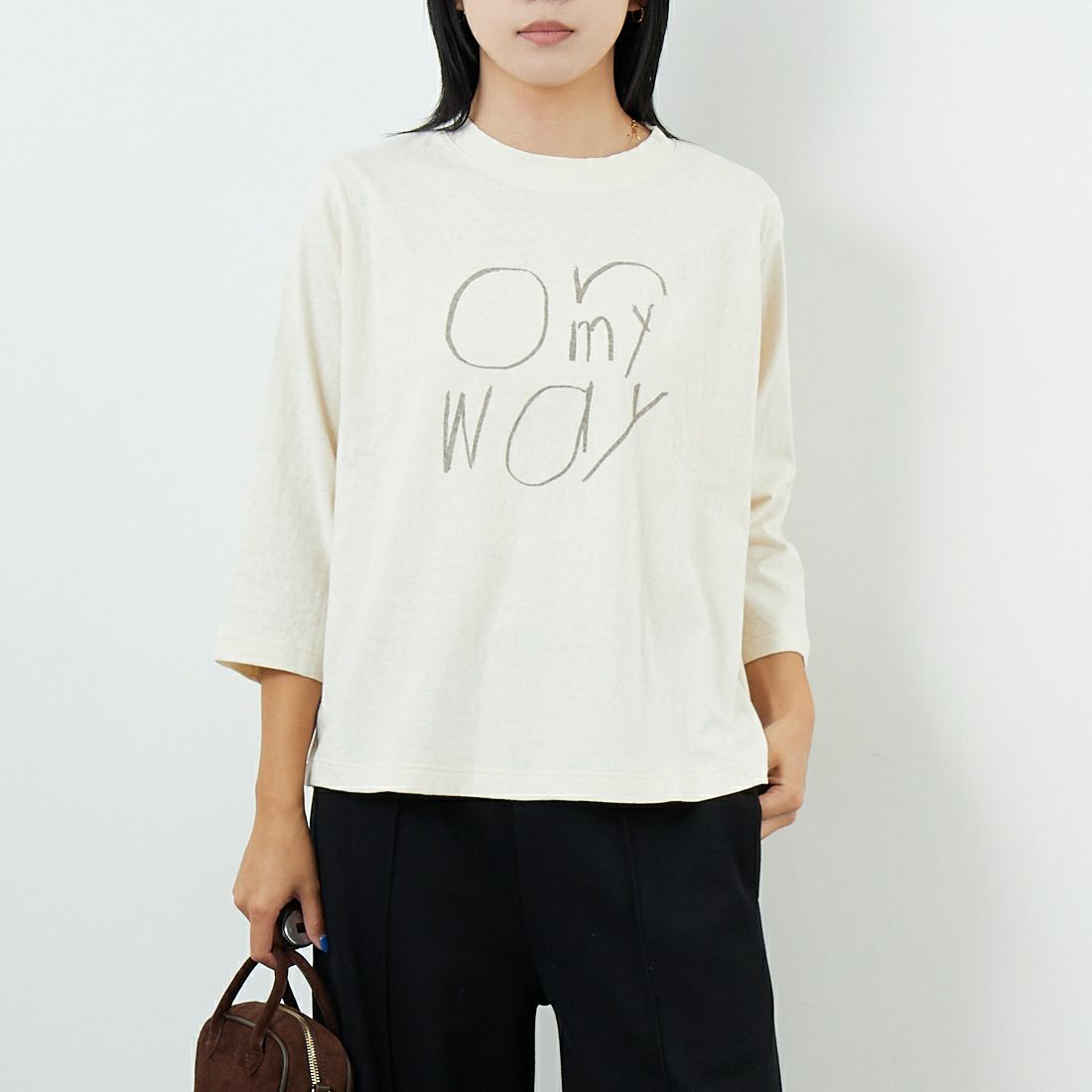 tumugu: [ツムグ] ラフィ天竺プリントTシャツ [TC25303] 06 KINARI &&モデル身長：167cm 着用サイズ：F&&