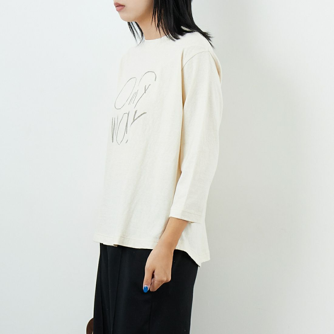 tumugu: [ツムグ] ラフィ天竺プリントTシャツ [TC25303] 06 KINARI &&モデル身長：167cm 着用サイズ：F&&