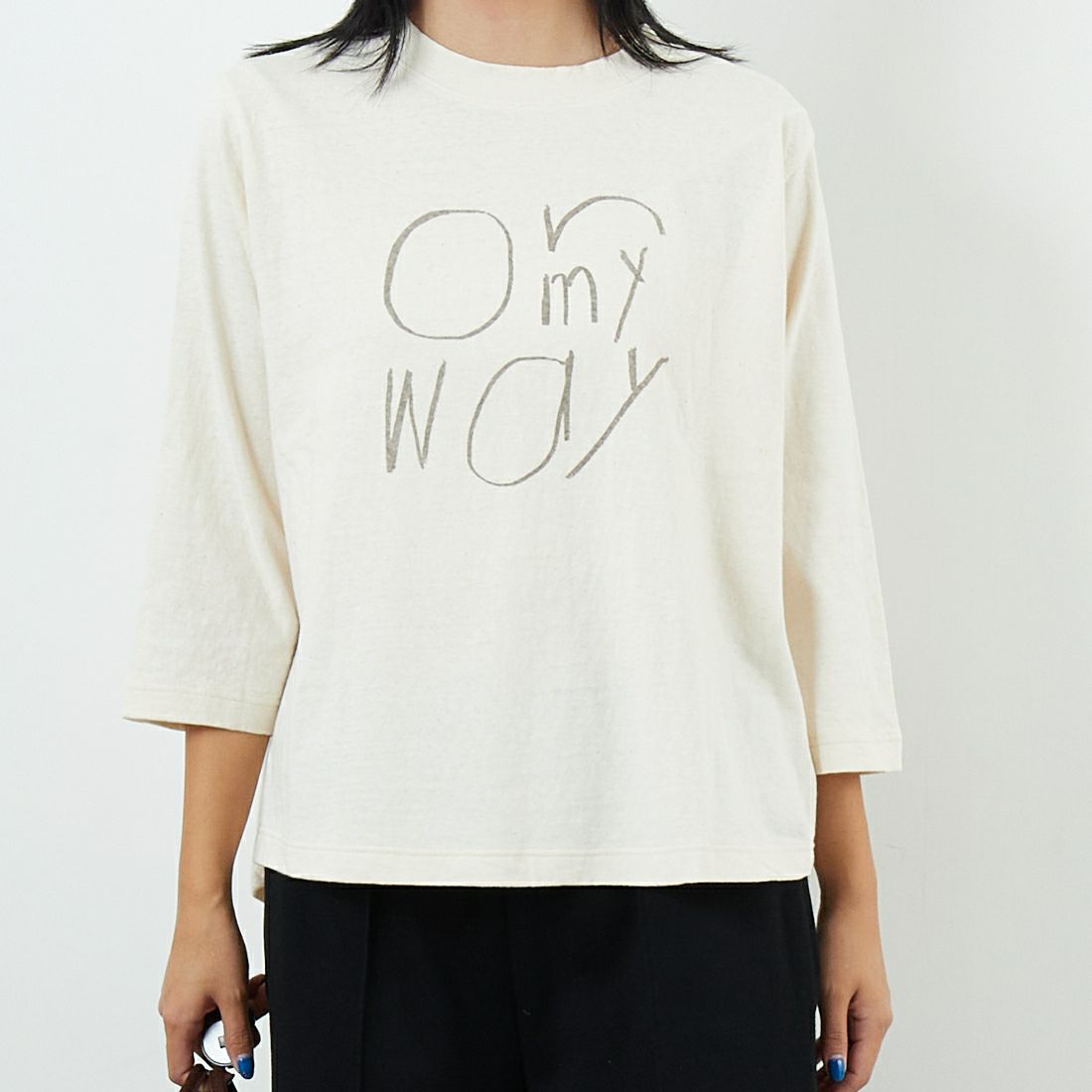 tumugu: [ツムグ] ラフィ天竺プリントTシャツ [TC25303] 06 KINARI &&モデル身長：167cm 着用サイズ：F&&