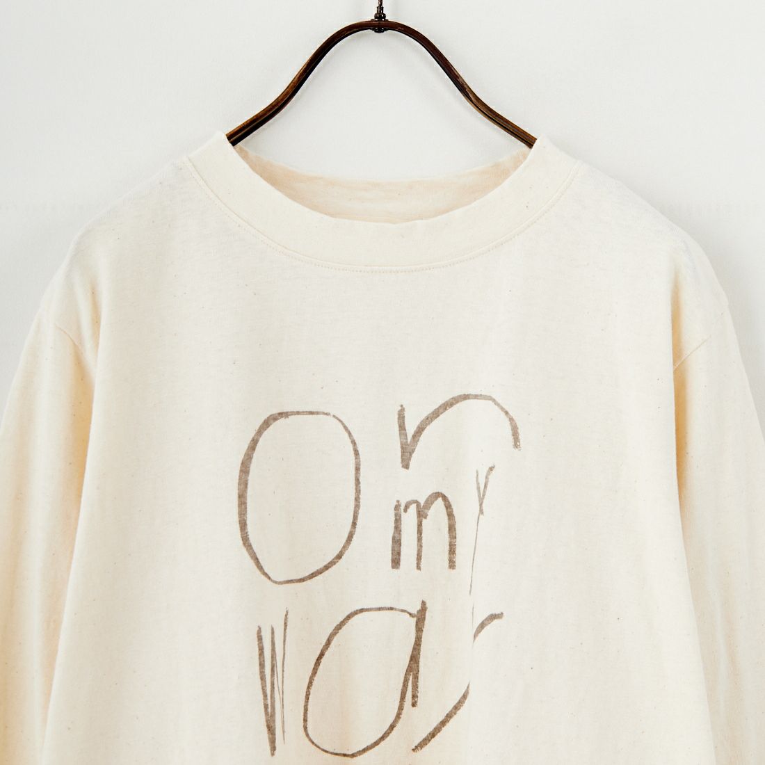 tumugu: [ツムグ] ラフィ天竺プリントTシャツ [TC25303] 06 KINARI