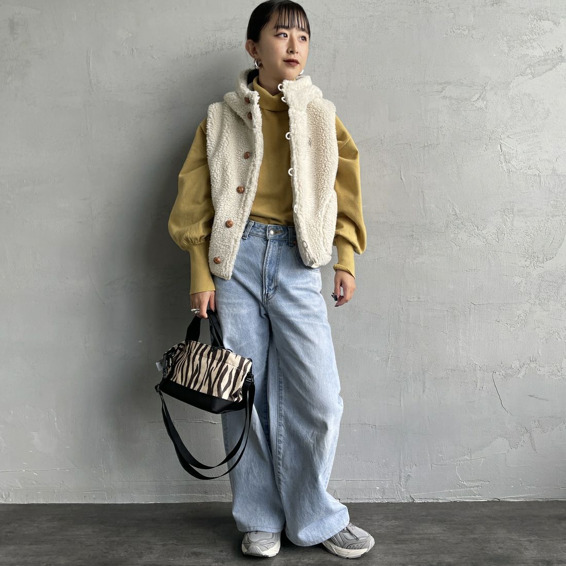 Gymphlex [ジムフレックス] ボアフーデッドショートベスト [GY-A0726BOA] OYSTER WHT &&モデル身長：150cm 着用サイズ：14&&