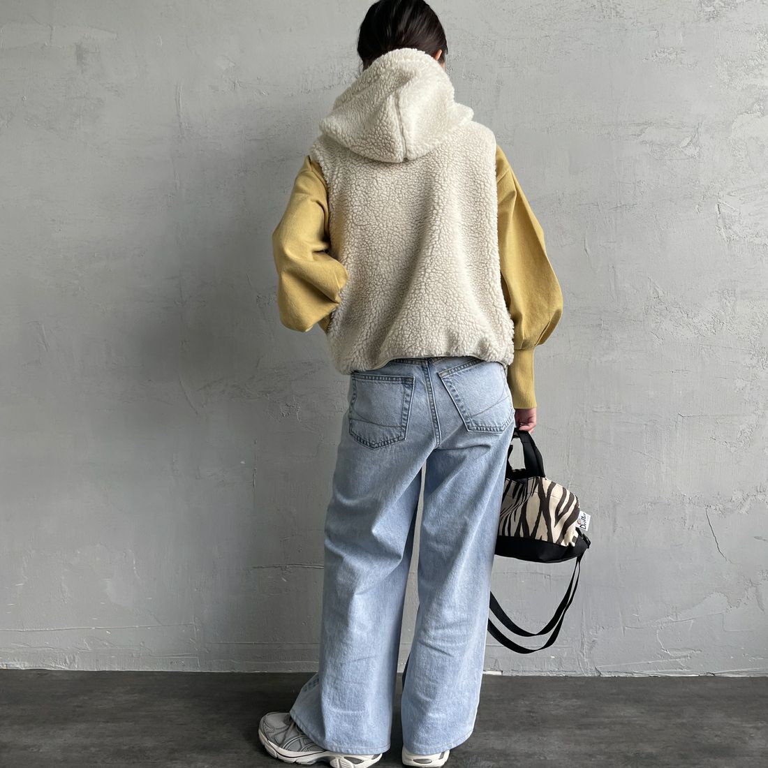 Gymphlex [ジムフレックス] ボアフーデッドショートベスト [GY-A0726BOA] OYSTER WHT &&モデル身長：150cm 着用サイズ：14&&