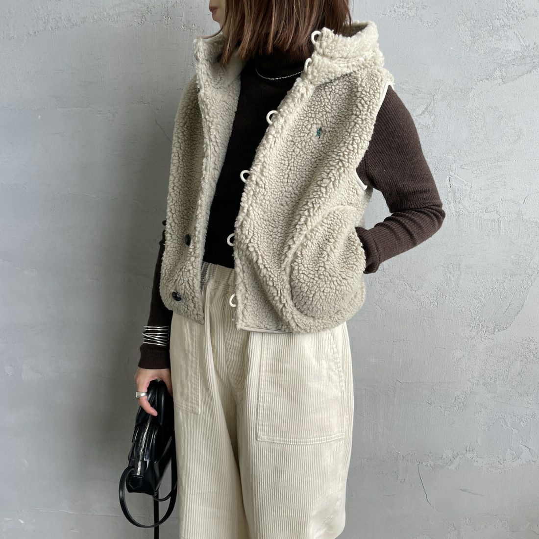 Gymphlex [ジムフレックス] ボアフーデッドショートベスト [GY-A0726BOA] TAUPE &&モデル身長：158cm 着用サイズ：14&&