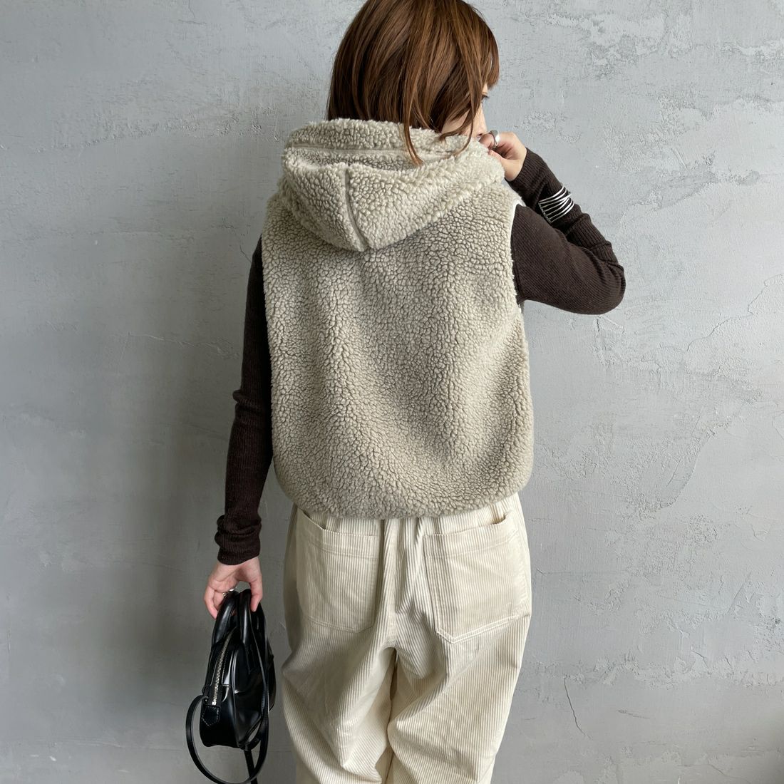 Gymphlex [ジムフレックス] ボアフーデッドショートベスト [GY-A0726BOA] TAUPE &&モデル身長：158cm 着用サイズ：14&&