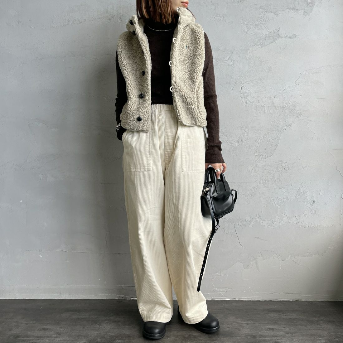 Gymphlex [ジムフレックス] ボアフーデッドショートベスト [GY-A0726BOA] TAUPE &&モデル身長：158cm 着用サイズ：14&&