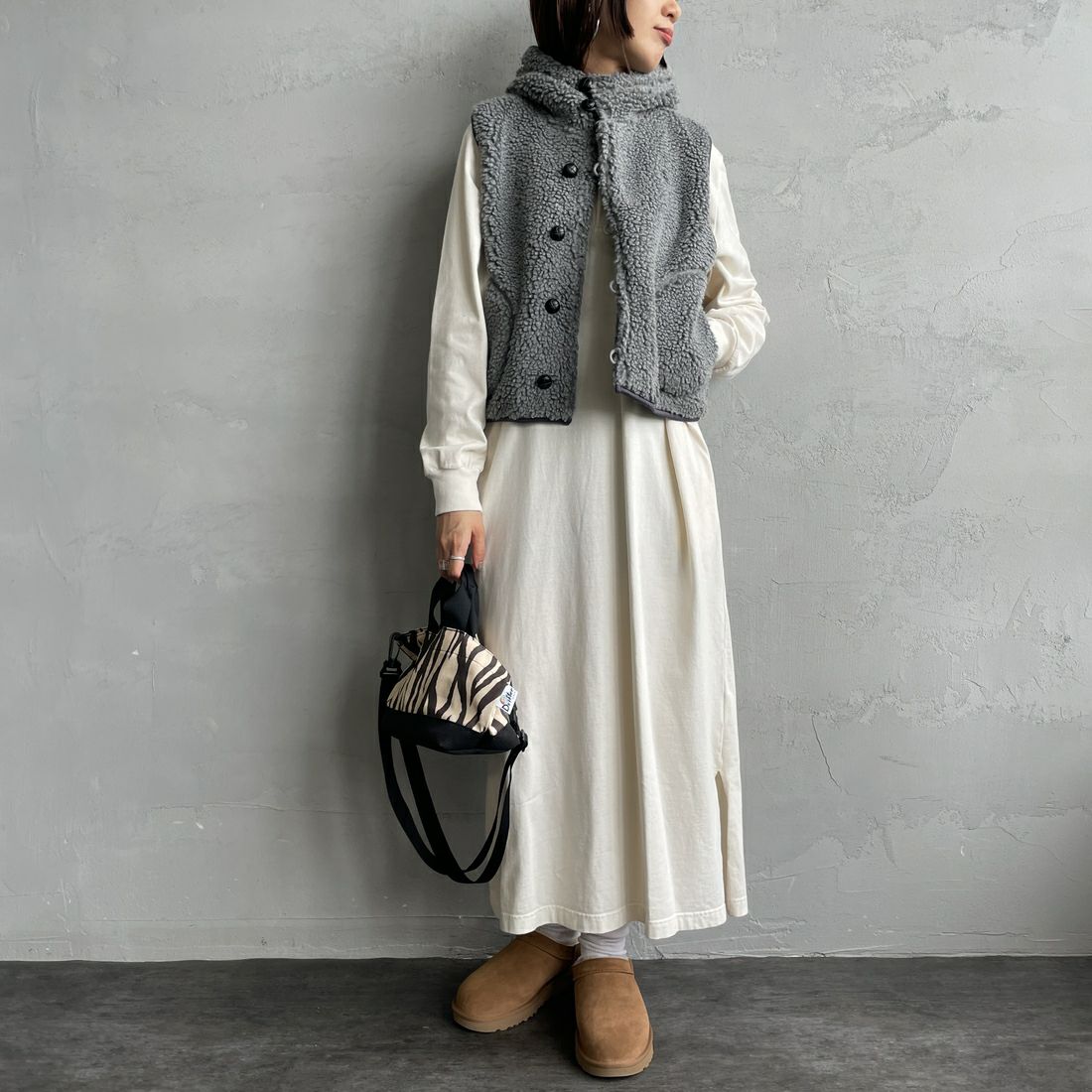 Gymphlex [ジムフレックス] ボアフーデッドショートベスト [GY-A0726BOA] DK.H.GREY &&モデル身長：160cm 着用サイズ：14&&