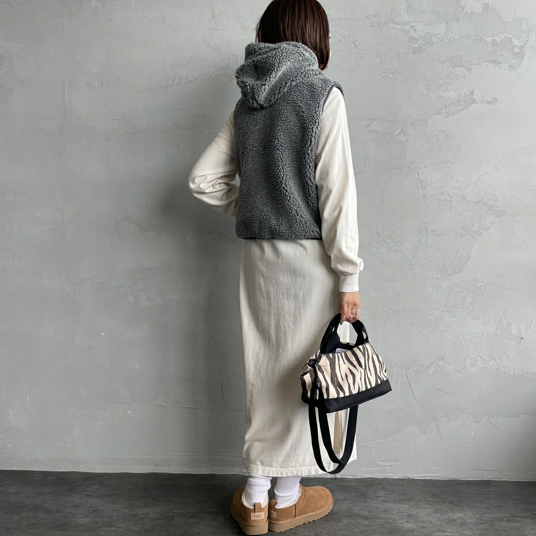 Gymphlex [ジムフレックス] ボアフーデッドショートベスト [GY-A0726BOA] DK.H.GREY &&モデル身長：160cm 着用サイズ：14&&
