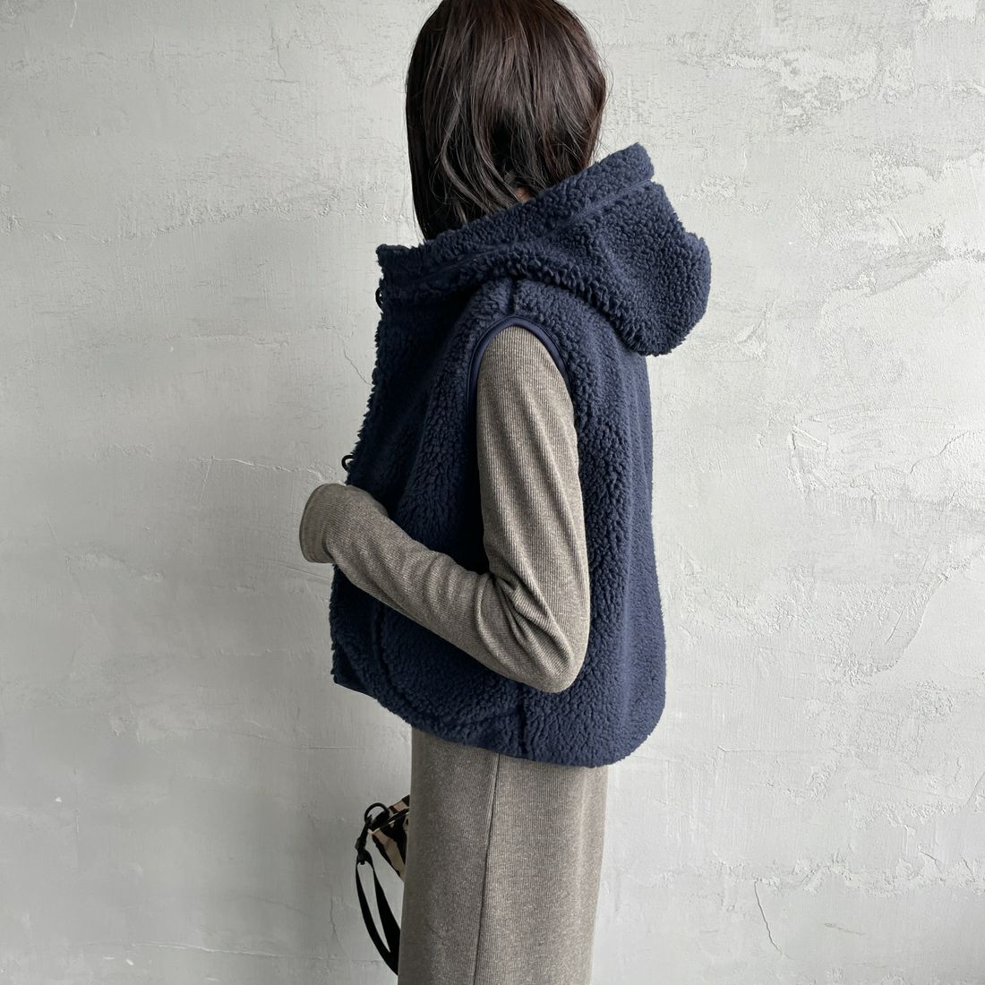Gymphlex [ジムフレックス] ボアフーデッドショートベスト [GY-A0726BOA] NAVY &&モデル身長：160cm 着用サイズ：14&&