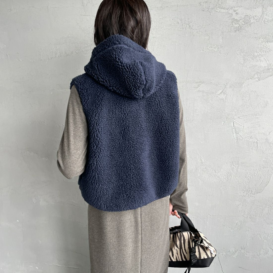 Gymphlex [ジムフレックス] ボアフーデッドショートベスト [GY-A0726BOA] NAVY &&モデル身長：160cm 着用サイズ：14&&