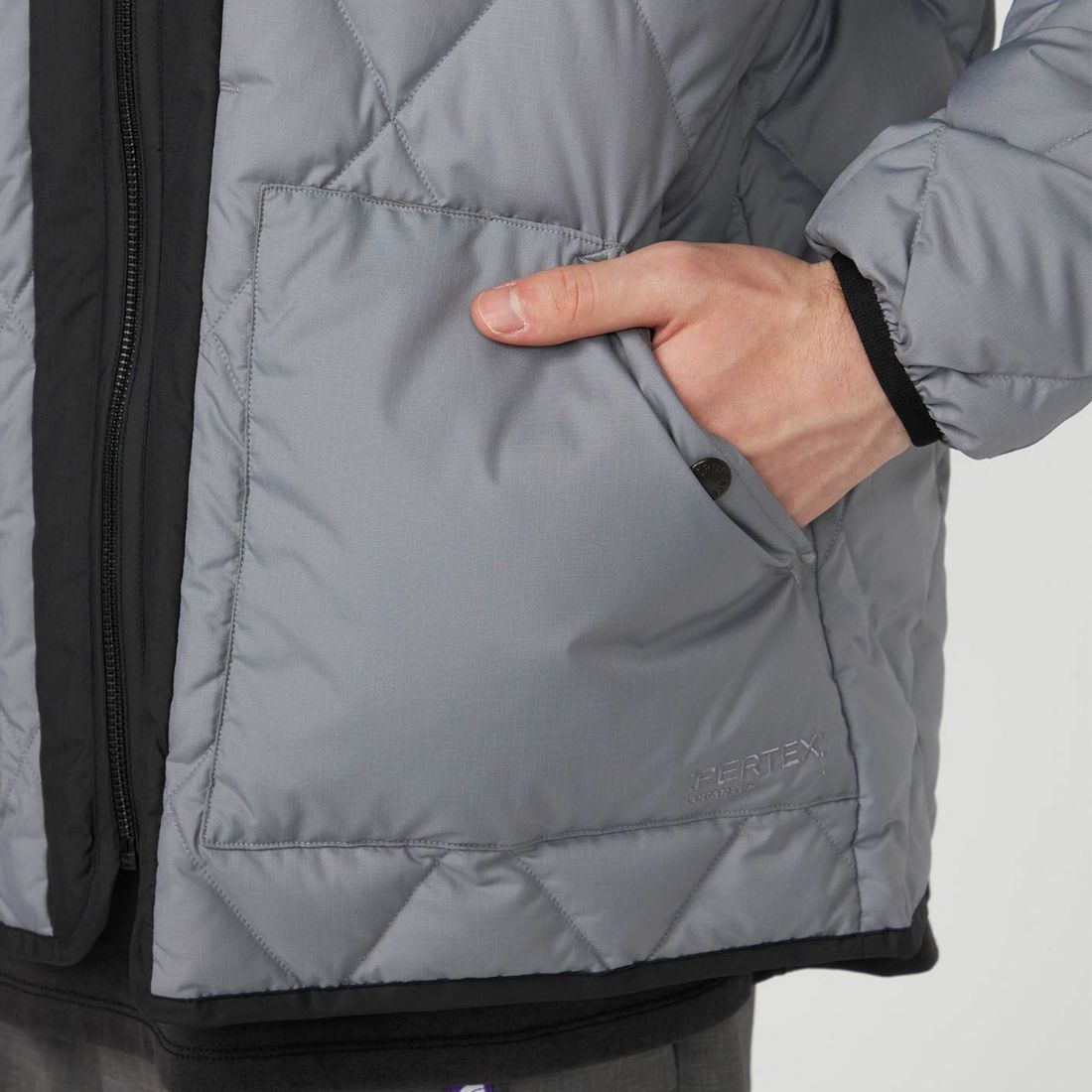 THE NORTH FACE PURPLE LABEL [ザ ノースフェイス パープルレーベル] パーテックスカンタムプラス フィールドダウンカーディガン [N25FA036] LH L.GRAY &&モデル身長：179cm 着用サイズ：32&&