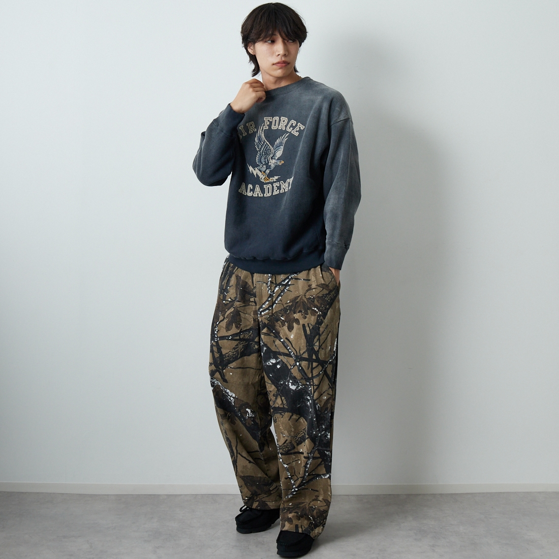 BOW WOW [バウワウ] U.S. AIR FORCE フロッキーロゴスウェット [BW252-UAES] AGED BLACK &&モデル身長：179cm 着用サイズ：L&&