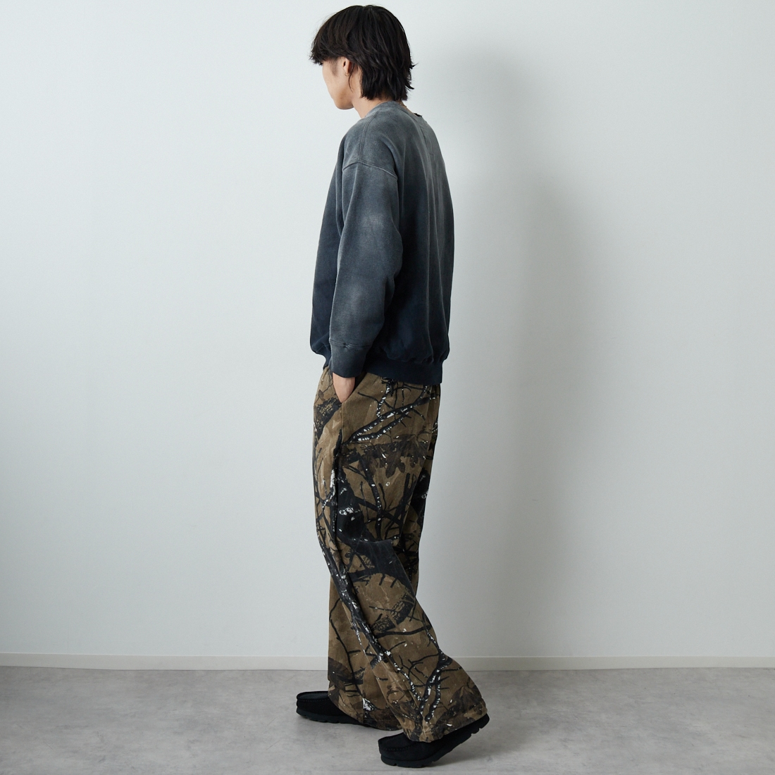 BOW WOW [バウワウ] U.S. AIR FORCE フロッキーロゴスウェット [BW252-UAES] AGED BLACK &&モデル身長：179cm 着用サイズ：L&&