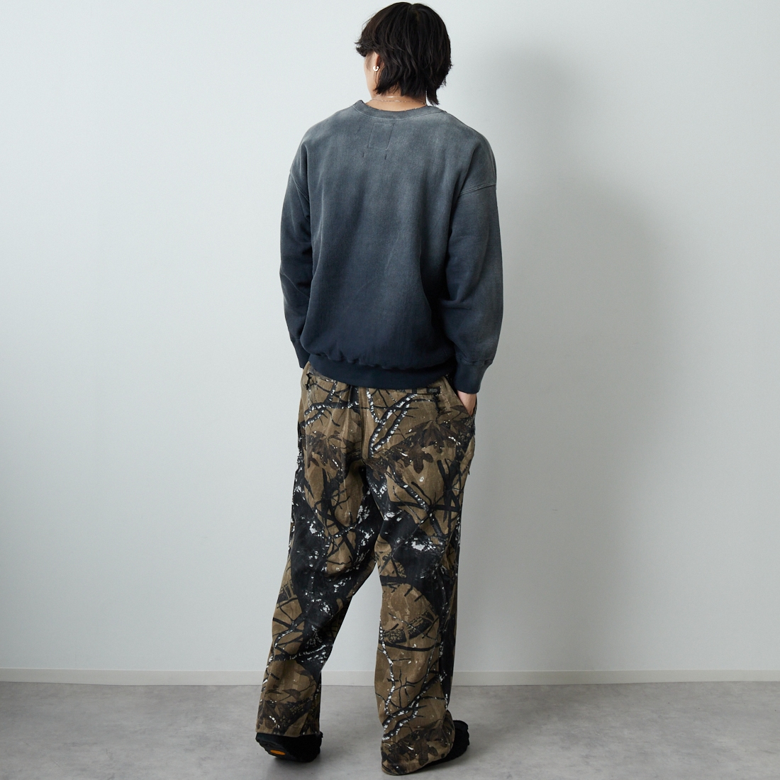 BOW WOW [バウワウ] U.S. AIR FORCE フロッキーロゴスウェット [BW252-UAES] AGED BLACK &&モデル身長：179cm 着用サイズ：L&&