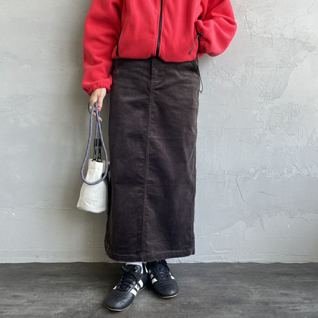 UNIVERSAL OVERALL [ユニバーサルオーバーオール] 別注 コーデュロイナロースカート [U2532767IN-JF] CHARCOAL &&モデル身長：160cm 着用サイズ：S&&