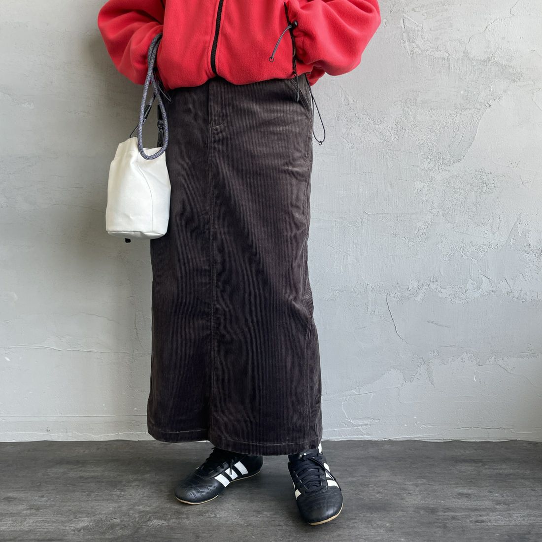 UNIVERSAL OVERALL [ユニバーサルオーバーオール] 別注 コーデュロイナロースカート [U2532767IN-JF] CHARCOAL &&モデル身長：160cm 着用サイズ：S&&