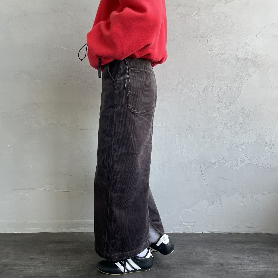 UNIVERSAL OVERALL [ユニバーサルオーバーオール] 別注 コーデュロイナロースカート [U2532767IN-JF] CHARCOAL &&モデル身長：160cm 着用サイズ：S&&