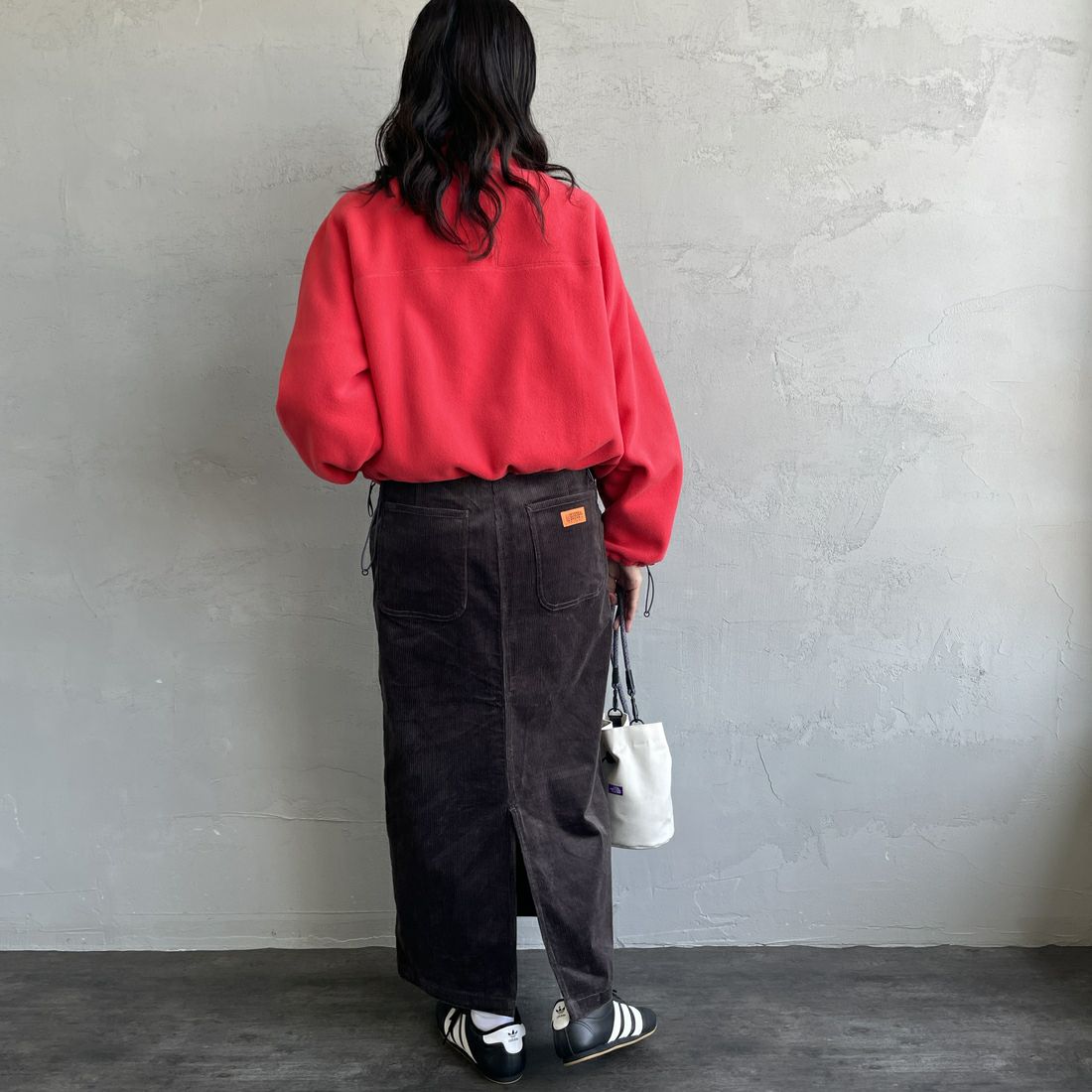 UNIVERSAL OVERALL [ユニバーサルオーバーオール] 別注 コーデュロイナロースカート [U2532767IN-JF] CHARCOAL &&モデル身長：160cm 着用サイズ：S&&