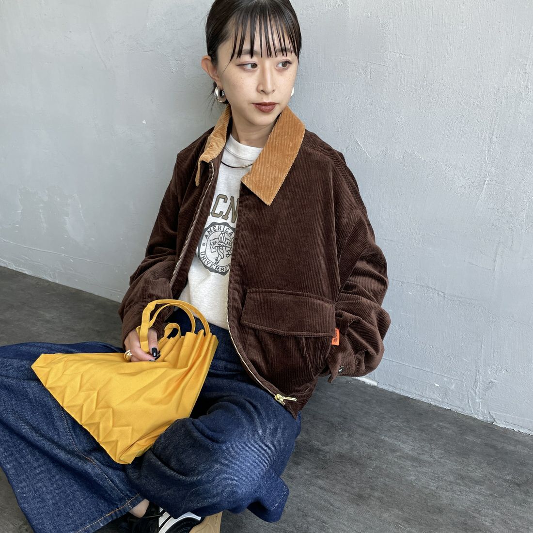 UNIVERSAL OVERALL [ユニバーサルオーバーオール] 別注 ショート丈ワークジャケット [U2532472IN-JF] BROWN &&モデル身長：150cm 着用サイズ：F&&